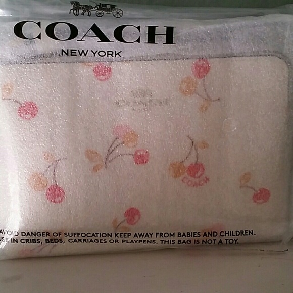 🍒COACH ZIP WRISTLET WITH CHERRY PRINT🍒🍒 - Picture 8 of 8